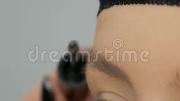 梳眉专用毛刷专业化妆师正在梳理女模特的眉毛视频的预览图