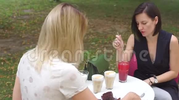 两个女孩正坐在一张桌子旁吃下午三点零食视频的预览图