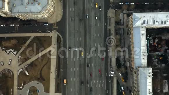 库图佐夫斯基普罗斯佩克的高空向下拍摄这是莫斯科的一条主要大道俄罗斯视频的预览图