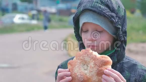 在街上吃面包的男孩视频的预览图
