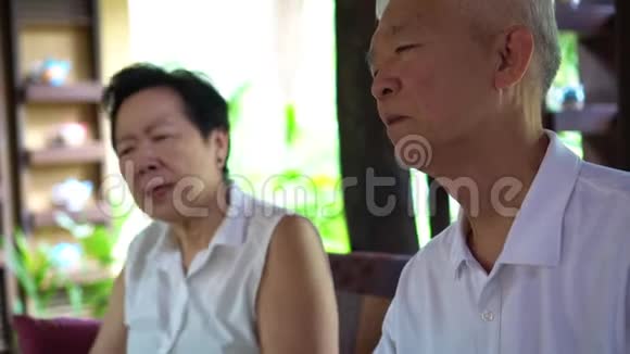 亚洲老年夫妇一起讨论问题视频的预览图