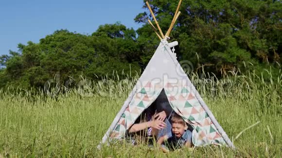 母子俩在森林里的帐篷里野餐视频的预览图
