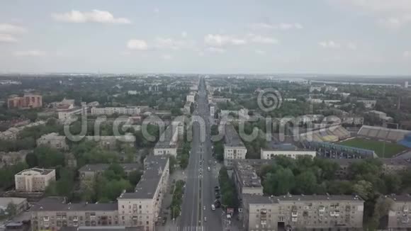 无人驾驶飞机飞越城市上空视频的预览图