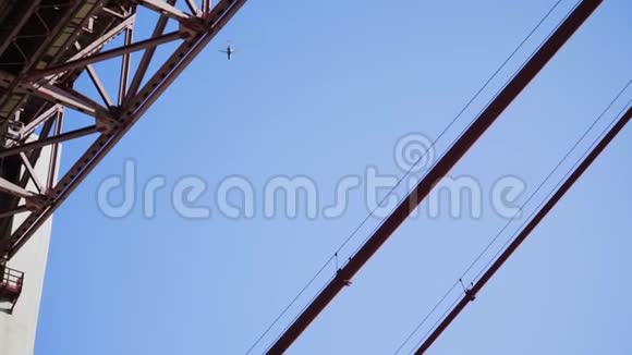 蓝天下的桥和飞机视频的预览图