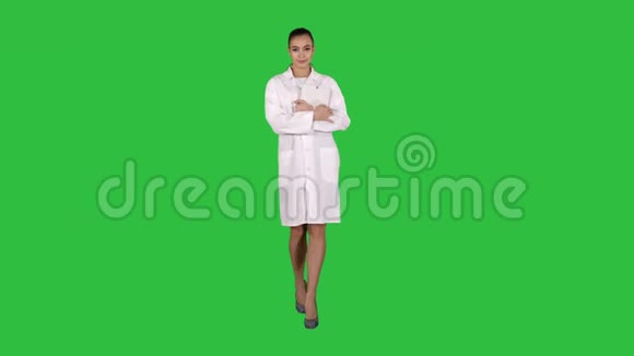 女医生手拿着平板电脑走在绿色屏幕上Chroma键视频的预览图