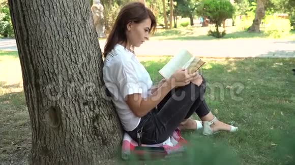 美丽的女孩在大自然中读书学习理念视频的预览图