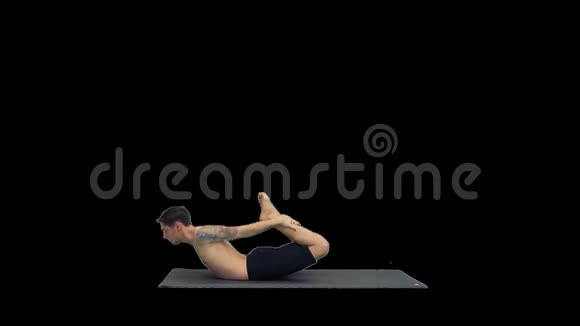 运动型肌肉型青年瑜伽男做背部运动达努拉萨纳弓姿势阿尔法通道视频的预览图