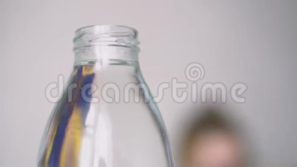 年轻女子在家喝水瓶4k视频的预览图