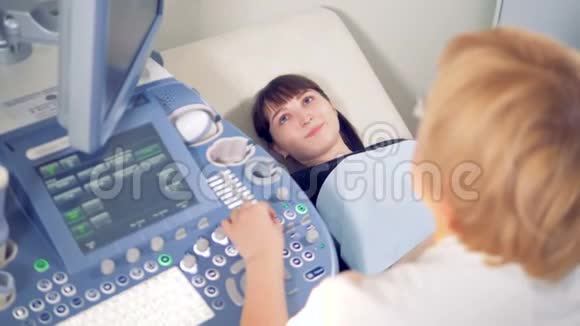 孕妇正在接受超声波检查视频的预览图
