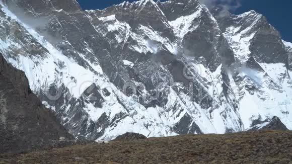 他在喜马拉雅山旅行视频的预览图