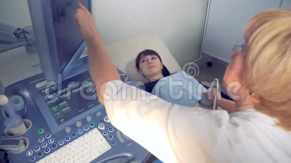妇科医生正在对孕妇进行超声波检查医学超声波扫描视频的预览图