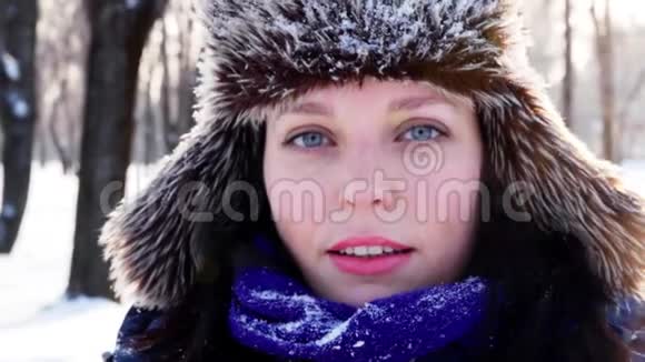 K4近距离拍摄一个蓝眼睛女孩吐雪微笑视频的预览图