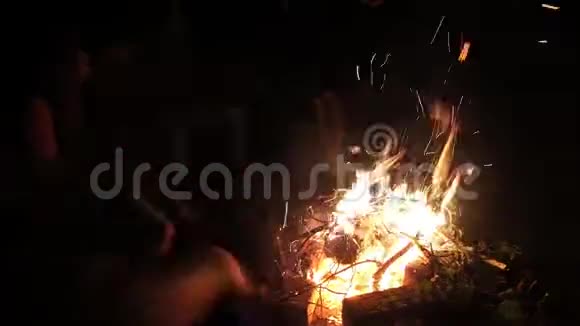 年轻人晚上在篝火旁用吉他唱歌视频的预览图