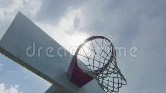 从篮球篮下射出的日间慢动作视频的预览图