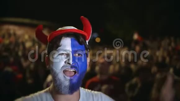 法国人球迷尖叫欢呼进球最喜爱的球队跳友背景人群视频的预览图