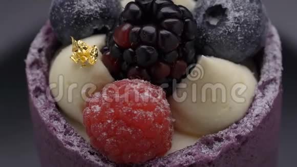 黑色背景下带有黑莓蓝莓慕斯的美味蛋糕视频的预览图