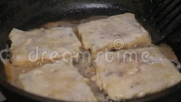 鱼片在煎锅里翻过来大量的油脂肪和胆固醇这种食物有害健康视频的预览图