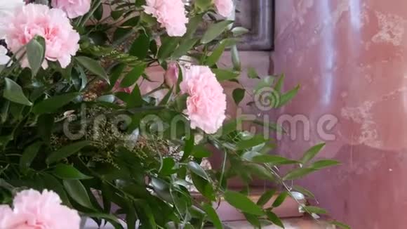 福音教会里有一束雏菊和康乃馨的花视频的预览图