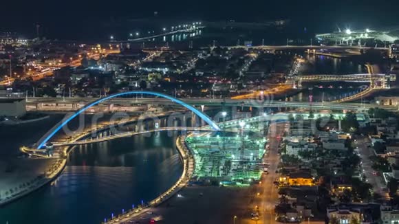 迪拜水上运河带有人行天桥从市中心的摩天大楼屋顶上经过夜间时间视频的预览图