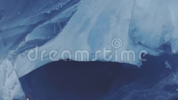 300米冰封湖倒立鸟瞰图视频的预览图