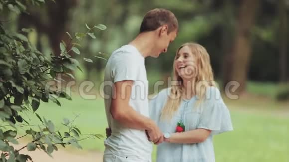 把男人和女人紧紧地拥抱在大自然的背景上在外面很浪漫视频的预览图