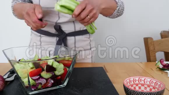 女性手切蔬菜素食沙拉视频的预览图