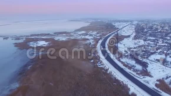 冬季城郊公路电力线路视频的预览图