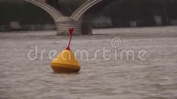 旧桥背景下波涛汹涌的浮标和海鸥视频的预览图