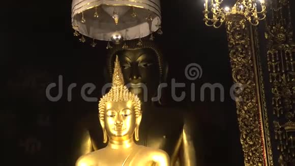 两尊佛像在波翁尼威特寺泰国曼谷视频的预览图