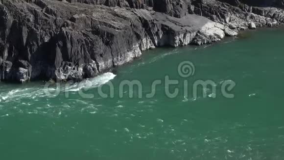 美丽的景观景观一个大山河流与高岩石岸视频的预览图