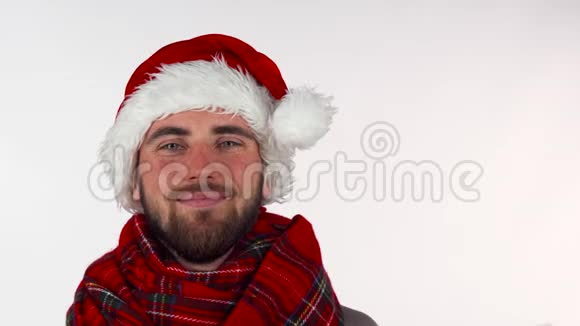 戴着圣诞帽的长胡子帅哥笑着捧着礼物视频的预览图