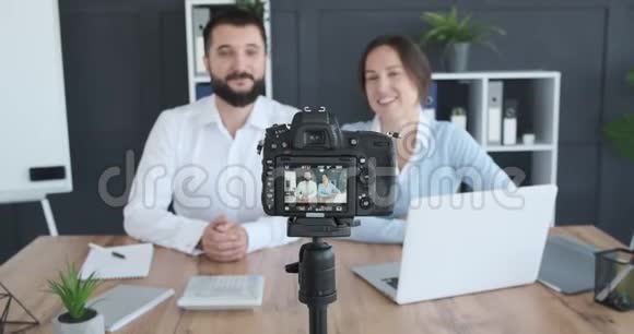 商业情侣为vlog录制新视频视频的预览图