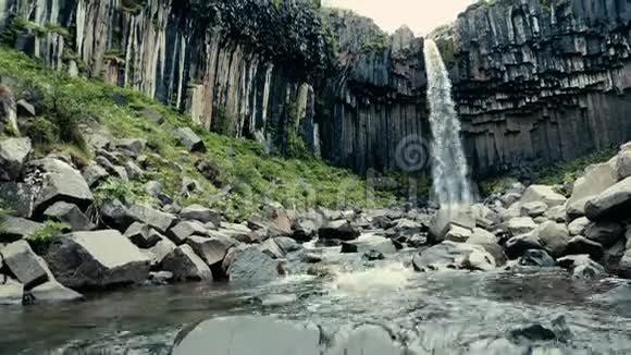 美丽的瀑布在冰岛的青山之间视频的预览图