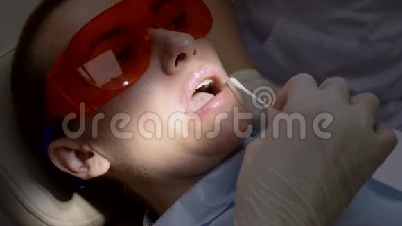 特写镜头那个女人去看牙医戴手套的牙医手视频的预览图