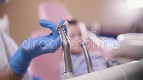 牙科医学牙医从支架上取下抛光工具慢动作闭合视频的预览图