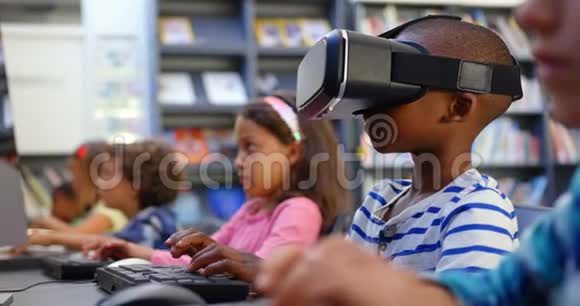 4k教室中使用虚拟现实耳机的白人学童侧视图视频的预览图