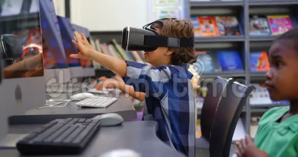 4k教室中使用虚拟现实耳机的白人学童侧视图视频的预览图