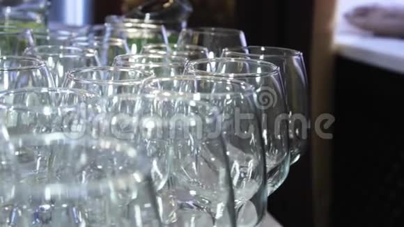晶莹剔透的玻璃酒杯在宴会桌上闪耀视频的预览图