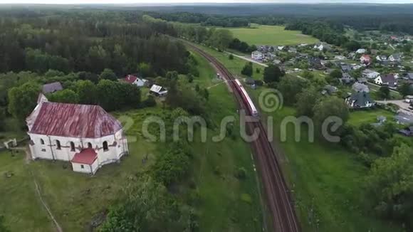 到达小村庄的旅客列车的鸟瞰图视频的预览图
