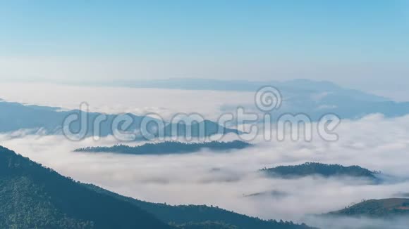时间流逝雾在早晨沿着群山移动阳光在冬天移动视频的预览图
