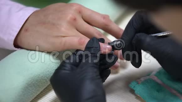 指甲艺术家手套去除指甲角质美容院程序水疗视频的预览图