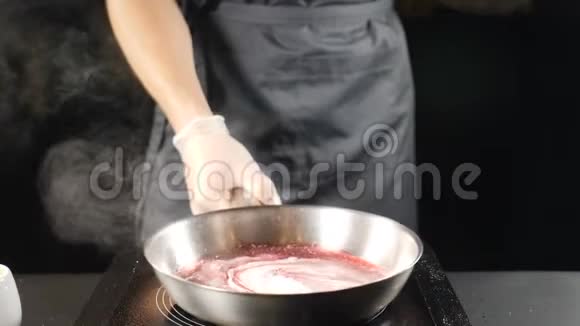 餐厅里不可辨认的厨师烹饪酱汁厨师在手套中搅拌煎锅混合配料高清高清视频的预览图