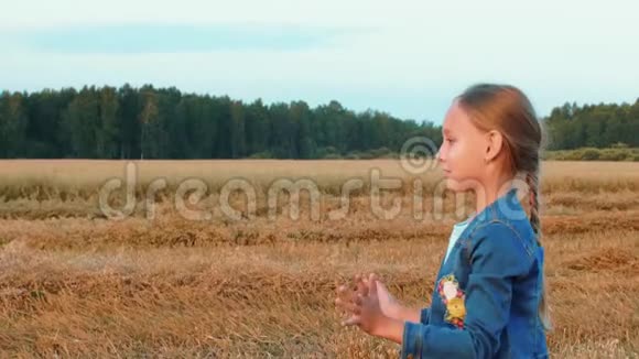 农村麦田玩气球的风趣少女视频的预览图