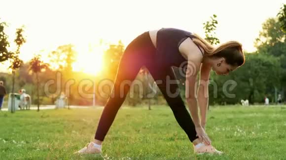 运动女性做健身和伸展运动日落时在公园训练健康和运动的生活方式概念视频的预览图