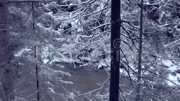 斯洛莫喀尔巴阡山上雪景如画的河流视频的预览图