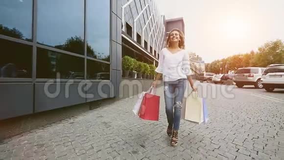 在购物的女人快乐的女人带着购物袋在购物中享受消费主义购物生活方式观念慢慢视频的预览图