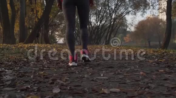 跑步女足跑在秋路特写鞋上女子健身模特在户外摔倒慢跑锻炼道路视频的预览图
