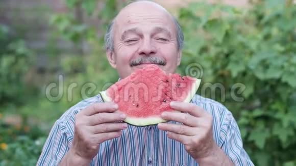老人在炎热的夏天吃西瓜视频的预览图
