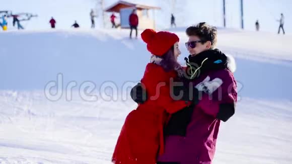 在阳光明媚的日子里在山区滑雪胜地坠入爱河冬季体育假日关系爱情圣诞节生活方式视频的预览图