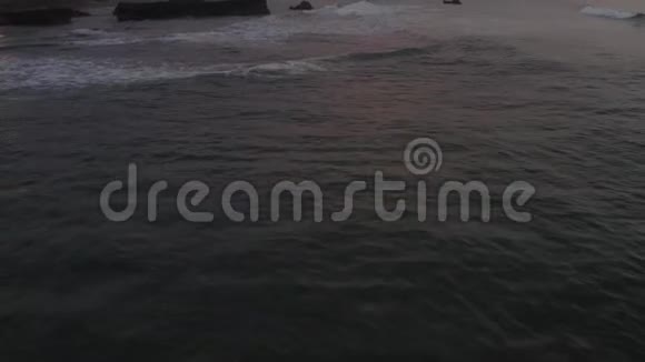 空中飞行海滩露头和日落时的巨浪无人机4k摄像机的空中视野视频的预览图